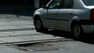 Primaria Capitalei investeste mai mult in statui decat in consolidarea cladirilor cu bulina rosie! Nici la capitolul drumuri nu stam mai bine