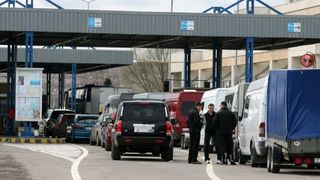 Doi tineri, prinsi in Vama Albita cand incercau sa scoata fraudulos din tara un copil de un an cu documente daneze falsificate