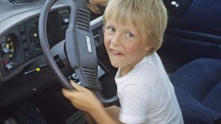 Un copil de 12 ani din Simeria a furat o masina si a circulat cu ea prin oras impreuna cu alti trei baieti