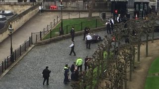 Cine sunt cei doi romani raniti in atentatul de la Londra. Tinerii urmau sa se casatoreasca. Barbatul a fost externat, femeia e in stare grava