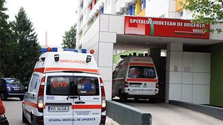 Un batran internat in spital s-a sinucis dupa o certa in salon cu fiul sau. Politia Vaslui a deschis o ancheta