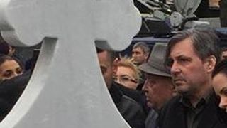 Ce a facut sotul Ilenei Ciuculete la mormant, in zilele de dupa inmormantarea artistei. Florile pe care Cornel Gales i le-a pus pe mormant au ramas proaspete zile la rand