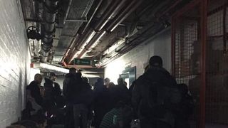 Imaginile cutremuratoare de la Londra surprinse de un roman aflat in valtoarea atacului terorist de pe Podul Westminster! A stat intr-un subsol trei ore pana a trecut pericolul