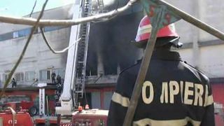 Ei sunt eroii care intra in flacari pentru a salva alte vieti! In ciuda conditiilor grele, pompierii dau totul pana cand flacarile sunt invinse. Imagini impresionante