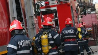Incendiu in Capitala, la un depozit de cabluri. Pompierii au intervenit cu sapte autospeciale. E pericol de prabusire