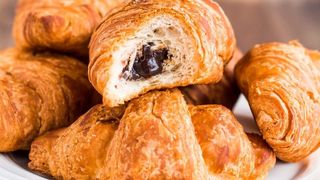 Cumparati croasanti din comert? Iata ce contin, de fapt! Un studiu al APC a scos la iveala un adevar socant