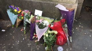 Oamenii au pus flori