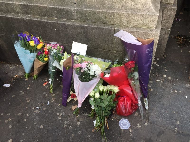 Oamenii au pus flori