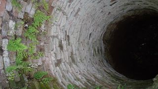 Secretarul unei primarii din judetul Olt, gasit mort intr-o fantana de pe un camp. Barbatul disparuse de o saptamana de acasa