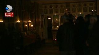 Slujba pe intuneric si o viata ca in codru. Calugarii de la Manastirea Histria traiesc ca acum 100 de ani, pentru ca nu au bani de electricitate