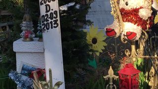 Cum arata acum mormantul lui Ionut Anghel! E plin de beteala si de jucarii!