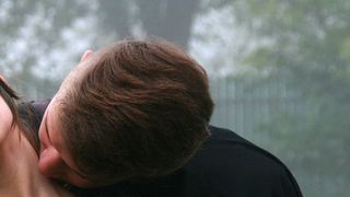 Un iesean a muscat un barbat de gat si de ureche fiindca se uita insistent la iubita sa!