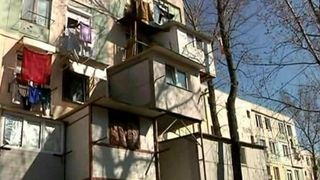 Si-au marit apartamentele dupa bunul plac. Locatarii unui bloc din Galati si-au construit ilegal balcoane suspendate