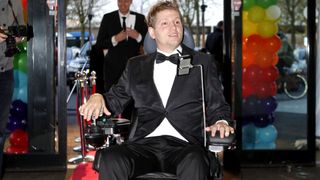 Mihai Nesu, inger pentru copiii cu probleme locomotorii. Iata-i pe micuti la lucru, in sala de recuperare, cum sunt ajutati sa reinvete sa paseasca!