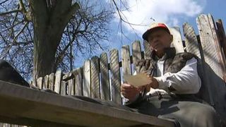 Se uita la poze si plange! Acest batran nu si-a mai vazut fiicele de 30 ani: "Mama mea m-a blestemat sa mor cu dintii in fiare"