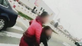 Rasturnare de situatie in cazul barbatului filmat cum isi agreseaza sotia, in plina strada. Tanarul face acuzatii grave