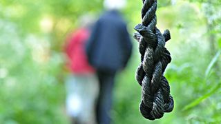 Un baiat de 11 ani din Dambovita, gasit spanzurat in podul casei