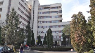Era internat pentru o fractura cervicala, dar a decedat subit. Rudele unui barbat din Iasi sunt socate si acuza medicii