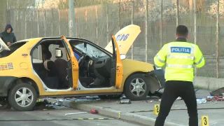 O femeie, pasager intr-un taxi, a murit, iar soferul a fost ranit, dupa ce masina a lovit un parapet de pe mijlocul drumului, apoi s-a rasturnat