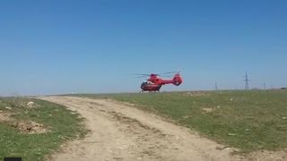 Masina de gunoi a Primariei Poarta Alba s-a rasturnat si a luat foc! Un barbat a fost transportat cu un elipter SMURD la spital