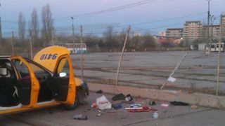 Accident fatal in Pipera. O tanara care se afla pe bancheta din spate a unui taxi a murit, dupa ce soferul a intrat intr-un parapet. Femeia implinea maine 34 de ani