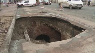 Ce se ascunde in groapa uriasa care a inghitit o masina in Ramnicu Sarat