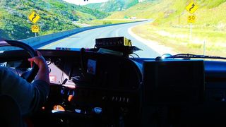 A vrut sa faca o gluma si le-a spus politistilor din Botosani ca transporta arme si droguri. Simtul umorului l-a costat 1.500 de lei amenda