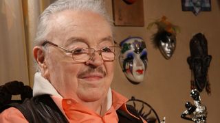 Cum arata mormantul lui Ion Lucian, la 5 ani de la moartea sa! Crucea din lemn s-a rupt!