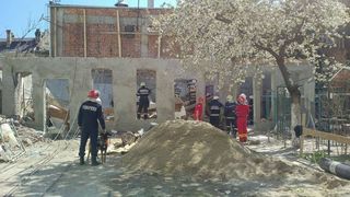 Doi barbati au murit in timp ce lucrau la consolidarea unei cladiri din Timisoara, dupa ce un zid s-a prabusit peste ei