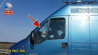 Conduce pe autostrada cu picioarele pe bord! Imagini revoltatoare filmate pe autostrada Arad-Nadlac