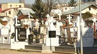 Doua femei, prinse in timp ce voiau sa fure banii si icoanele de pe pieptul mortilor!