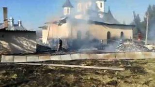 Incendiu la praznicarul unei biserici. Preotul a facut atac de panica