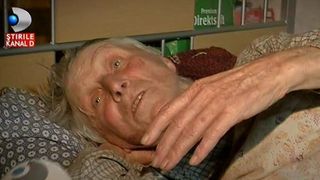 Doi batrani din Brasov au fost amenintati cu moartea, loviti si legati in casa de mai multi hoti: "Mi-a pus cutitul la gat". Intreg satul e ingrozit