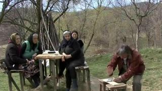 Sparge pietrele in maini si bate cuie cu pumnul! Barbatul de 59 de ani spune ca are o putere incredibila. Oamenii raman cu gura cascata cand il vad