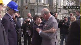 Moment inedit cu Printul Charles in Centrul Vechi. Un baiat i-a sarit in brate. "Eram ca tine la varsta ta", i-a spus Alteta Sa