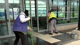 Inaugurare cu maturi, mopuri, dar si medalii la metrou. Statiile Laminorului si Straulesti au fost date in folosinta