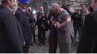 Charles, imbratisat de un copil in Centrul Vechi al Capitalei. Raspunsul calduros al Printului: "imi pare bine sa te vad. Esti bine?"