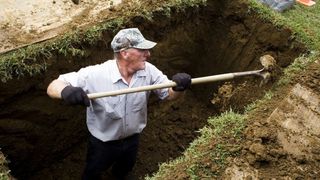 De ce sunt ingropati mortii la 2 metri adancime. Putina lume stie asta