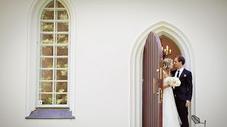 Tinerii care fac nunta ar putea primi de la stat 15.000 de lei