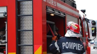 Incendiu la o hala de depozitare din Bucurestii Noi; acoperisul, afectat pe o suprafata de 300 de metri patrati