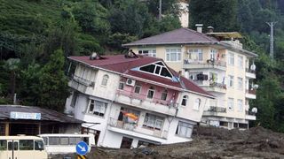 Tragedie de proportii in Columbia in urma alunecarilor de teren. Cel putin 254 de persoane au murit, alte cateva sute sunt date disparute