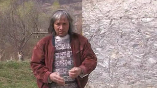 El este Virgil, romanul care bate cuie cu palma si sfarama pietre cu mainile. Are 59 de ani si o poveste de viata fabuloasa