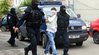 Doua mii de dolari falsi, descoperiti asupra unei tinere care voia sa intre in tara prin Vama Petea