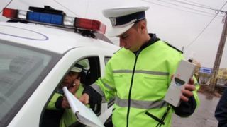 Un sofer baut si cu permisul suspendat, oprit de politisti cu 12 focuri de arma