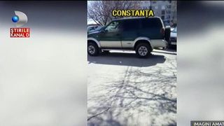 Tupeu nesimtit la Constanta! Soferul unei masini 4x4 se urca cu masina pe o scara din beton