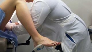 A ajuns la ginecolog cu dureri cumplite, iar medicului nu i-a venit sa creada cand s-a uitat mai bine la ea! Ce se intampla in fiecare noapte in timp ce femeia dormea?