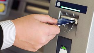 Mare atentie! Uite cum iti pot fi furati banii din cont fara sa iti dai seama! Trebuie sa te uiti dupa acest detaliu la bancomat