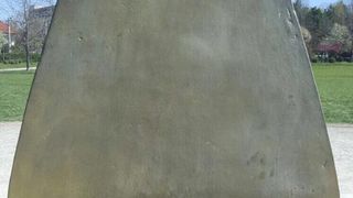 O fetita de 12 ani a scris pe Coloana Infinitului din Targu Jiu. Parintii ei au fost amendati pentru vandalism