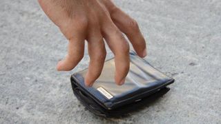 Un barbat de etnie roma a gasit 1.300 de euro pe jos. Politistii aradeni au ramas socati cand barbatul a venit sa returneze banii