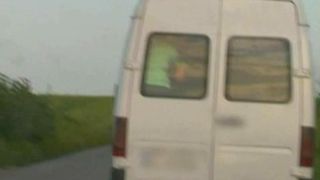 Scene socante intr-un microbuz. Oameni inghesuiti ca sacii de cartofi povestesc umilintele la care sunt supusi: "Uneori e mai bine, in sensul ca imi simt corpul si nu stau pe pragul usii"